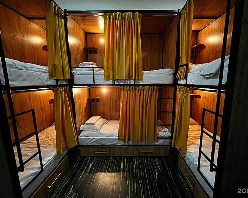 Односпальная кровать в общем мужском номере Flats Hostel
								1